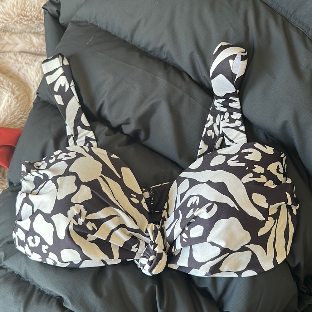 Beach Riot black and white bathing suit top